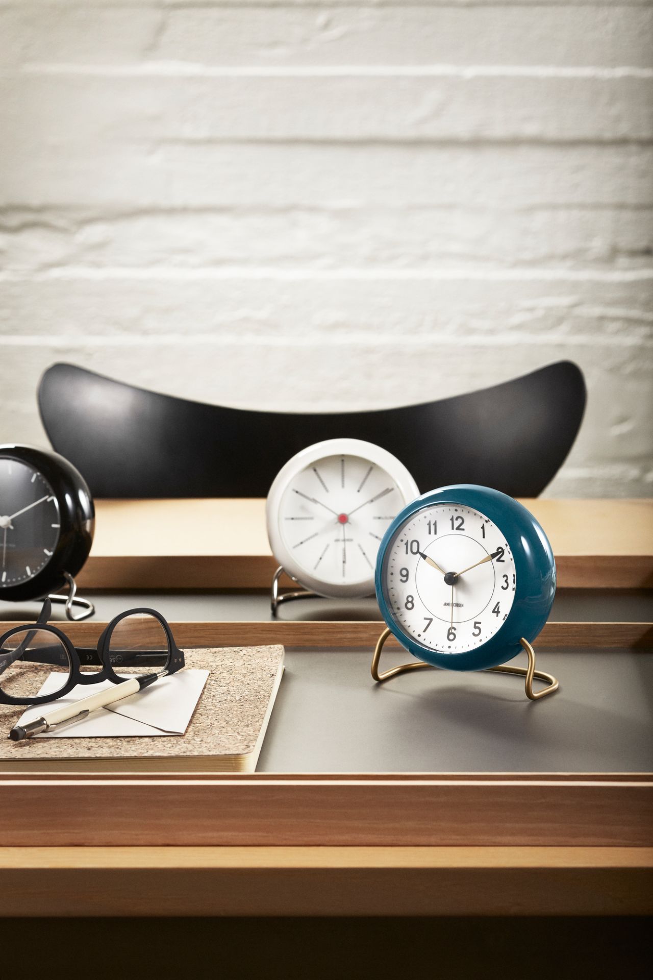 Arne Jacobsen Station Table clock Rosendahl Timepieces Black-White